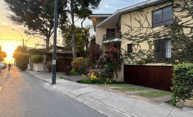 VENTA DE CASA DE TRES PISOS CON VISTA AL MAR EN BARRANCO