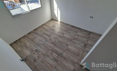 Departamento con patio y espacio vehiular