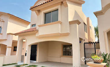 Casa en venta Remodelada en Villa California