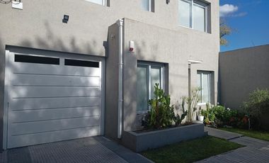 Excelente casa en Temperley 4 dormitorios cochera y piscina!!