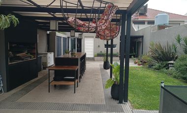 Excelente casa en Temperley 4 dormitorios cochera y piscina!!