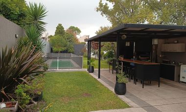 Excelente casa en Temperley 4 dormitorios cochera y piscina!!