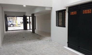 Cochera descubierta en edificio muy próximo a la Av. Alsina. Banfield E.