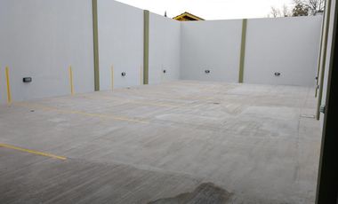 Cochera descubierta en edificio muy próximo a la Av. Alsina. Banfield E.