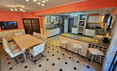 Chalet de 6 ambientes con garage para 2 autos, gran parque y piscina