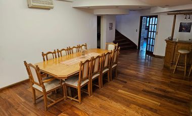 Chalet de 6 ambientes con garage para 2 autos, gran parque y piscina