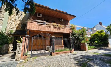 Chalet de 6 ambientes con garage para 2 autos, gran parque y piscina