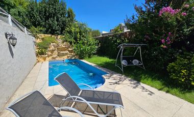 Chalet de 6 ambientes con garage para 2 autos, gran parque y piscina