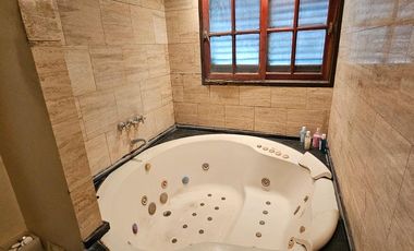 Chalet de 6 ambientes con garage para 2 autos, gran parque y piscina