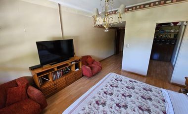 Chalet de 6 ambientes con garage para 2 autos, gran parque y piscina