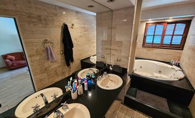 Chalet de 6 ambientes con garage para 2 autos, gran parque y piscina