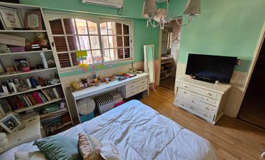 Chalet de 6 ambientes con garage para 2 autos, gran parque y piscina