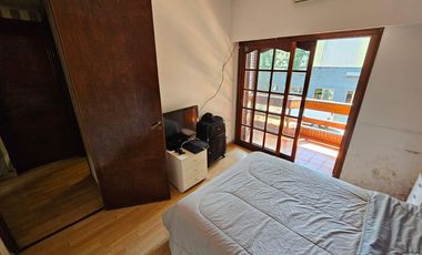 Chalet de 6 ambientes con garage para 2 autos, gran parque y piscina