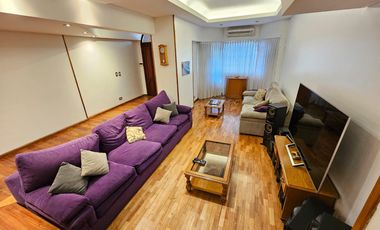 Chalet de 6 ambientes con garage para 2 autos, gran parque y piscina