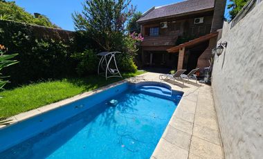 Chalet de 6 ambientes con garage para 2 autos, gran parque y piscina