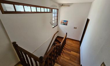 Chalet de 6 ambientes con garage para 2 autos, gran parque y piscina