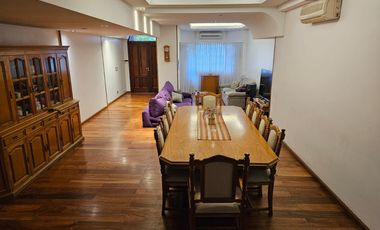 Chalet de 6 ambientes con garage para 2 autos, gran parque y piscina