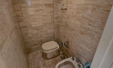 Chalet de 6 ambientes con garage para 2 autos, gran parque y piscina