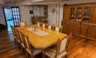 Chalet de 6 ambientes con garage para 2 autos, gran parque y piscina