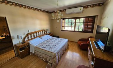 Chalet de 6 ambientes con garage para 2 autos, gran parque y piscina