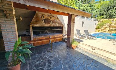 Chalet de 6 ambientes con garage para 2 autos, gran parque y piscina