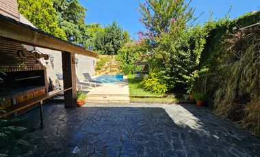 Chalet de 6 ambientes con garage para 2 autos, gran parque y piscina