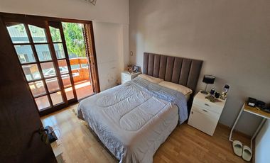 Chalet de 6 ambientes con garage para 2 autos, gran parque y piscina