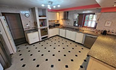 Chalet de 6 ambientes con garage para 2 autos, gran parque y piscina