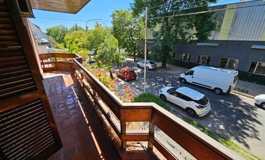 Chalet de 6 ambientes con garage para 2 autos, gran parque y piscina