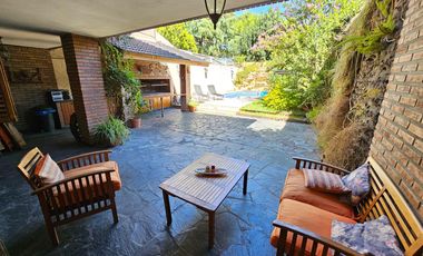 Chalet de 6 ambientes con garage para 2 autos, gran parque y piscina