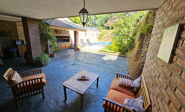 Chalet de 6 ambientes con garage para 2 autos, gran parque y piscina