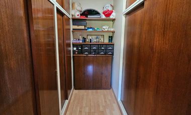 Chalet de 6 ambientes con garage para 2 autos, gran parque y piscina