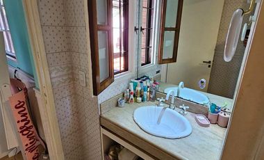 Chalet de 6 ambientes con garage para 2 autos, gran parque y piscina