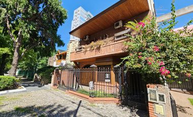 Chalet de 6 ambientes con garage para 2 autos, gran parque y piscina