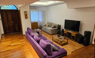 Chalet de 6 ambientes con garage para 2 autos, gran parque y piscina