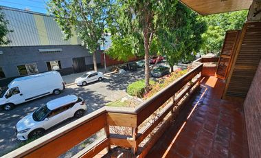 Chalet de 6 ambientes con garage para 2 autos, gran parque y piscina