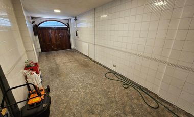 Chalet de 6 ambientes con garage para 2 autos, gran parque y piscina