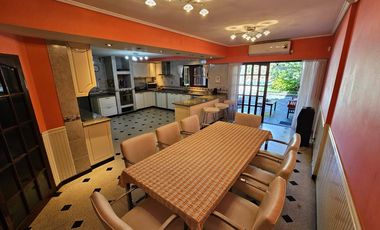 Chalet de 6 ambientes con garage para 2 autos, gran parque y piscina