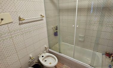 Chalet de 6 ambientes con garage para 2 autos, gran parque y piscina