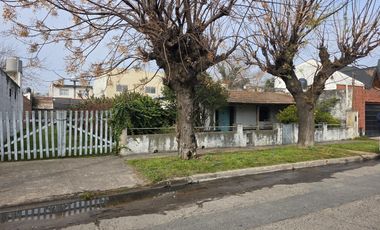 CASA EN VENTA EN LUIS GUILLON- DOBLE TERRENO