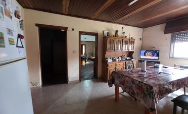 CASA EN VENTA EN LUIS GUILLON- DOBLE TERRENO