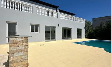 Casa en venta - 3 Dormitorios 5 Baños - 1.200Mts2 - Cañuelas