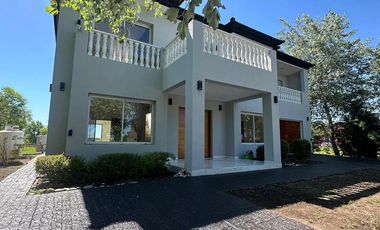Casa en venta - 3 Dormitorios 5 Baños - 1.200Mts2 - Cañuelas