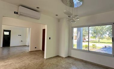Casa en venta - 3 Dormitorios 5 Baños - 1.200Mts2 - Cañuelas