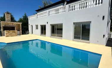 Casa en venta - 3 Dormitorios 5 Baños - 1.200Mts2 - Cañuelas