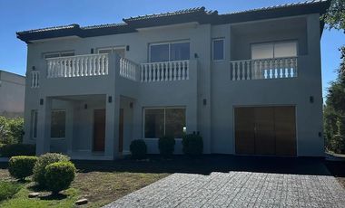 Casa en venta - 3 Dormitorios 5 Baños - 1.200Mts2 - Cañuelas