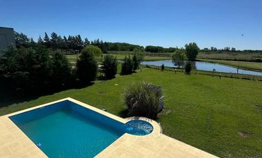 Casa en venta - 3 Dormitorios 5 Baños - 1.200Mts2 - Cañuelas