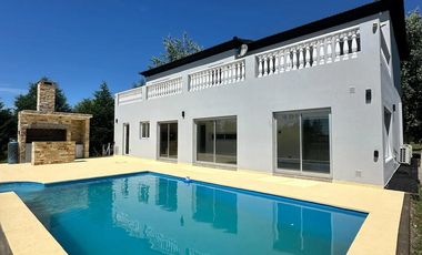 Casa en venta - 3 Dormitorios 5 Baños - 1.200Mts2 - Cañuelas