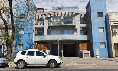 Cochera en  descubierta en pb en centro de Lomas de Zamora