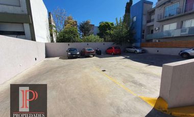 Cochera en  descubierta en pb en centro de Lomas de Zamora